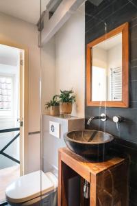 阿姆斯特丹的住宿－Rooftop Retreat，一间带水槽和镜子的浴室