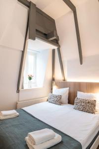 阿姆斯特丹的住宿－Rooftop Retreat，一间卧室配有一张大床和两条毛巾