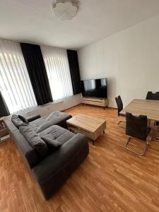 uma sala de estar com um sofá e uma mesa em Harzglück em Ballenstedt
