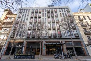 un gran edificio en una calle con motocicletas aparcadas delante en Sunotel Aston, en Barcelona