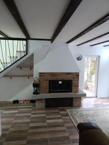 uma sala de estar com lareira e uma escada em Villa Kaan em Trnovo