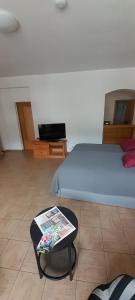 Un dormitorio con una cama y una mesa con una revista. en Apartment Am Markt 4, en Bad Gottleuba