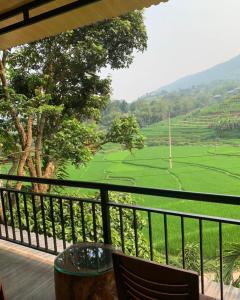een balkon met uitzicht op een golfbaan bij Pu Luong Ecostay in Lũng Tiềm