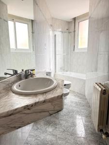uma casa de banho com um grande lavatório e um WC em House with terrace connected with Downtown&Airport em Barcelona