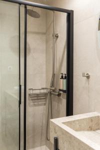 A bathroom at Tiramisu by halu! Apartments