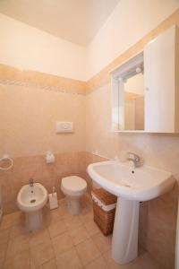 a bathroom with a sink and a toilet at Monolocale Free Beach Residence due passi dal mare in Costa Rei