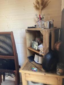 Zimmer mit einem Holztisch und einem Holzstuhl in der Unterkunft Sugi wooden pod in York