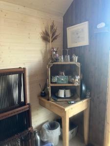 ein Holzregal in einer Ecke eines Zimmers in der Unterkunft Sugi wooden pod in York