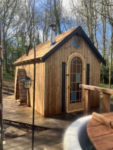 un pequeño edificio de madera con una casa de aves en Sugi wooden pod en York