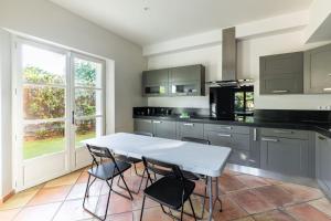 Køkken eller tekøkken på Magnifique Villa avec piscine et hammam