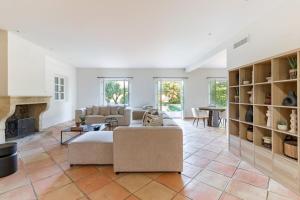 Et opholdsområde på Magnifique Villa avec piscine et hammam