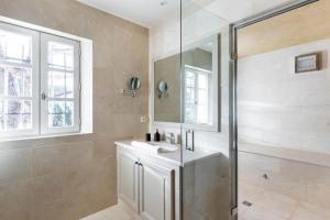 Et badeværelse på Magnifique Villa avec piscine et hammam + 22 billeder