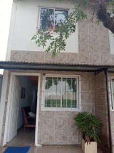 una puerta de entrada de una casa en Hospedaje Río, en Río Primero