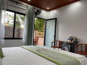 ein Schlafzimmer mit einem Bett und einem großen Fenster in der Unterkunft TAM COC HAPPY DAY in Ninh Bình