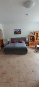 Un dormitorio con una cama grande con almohadas rojas. en Apartment Am Markt 4, en Bad Gottleuba