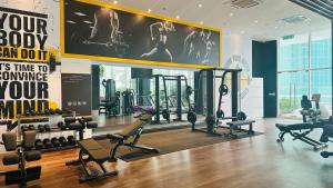 una palestra con tapis roulant e attrezzature per il fitness in un edificio di Quill Residence Suites @ DNE a Kuala Lumpur