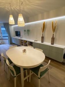 ein Esszimmer mit einem Tisch und Stühlen in der Unterkunft Tof en ruim appartement in Heist-Aan-Zee! in Knokke-Heist
