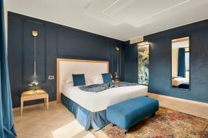 - une chambre avec un grand lit et un mur bleu dans l'établissement Park Hotel Argento, à Levanto