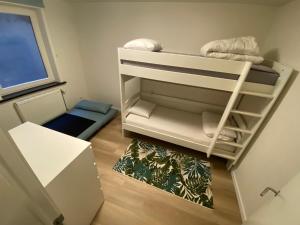 ein kleines Zimmer mit einem Etagenbett in einem Zimmer in der Unterkunft Tof en ruim appartement in Heist-Aan-Zee! in Knokke-Heist