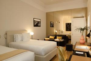 um quarto de hotel com uma cama e uma sala de estar em Elizabeth Unique Hotel | a Member of Design Hotels™ em Roma