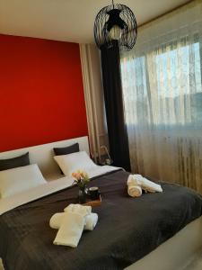 sypialnia z łóżkiem z ręcznikami w obiekcie Apartman Sunset w mieście Osijek