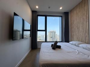 um quarto com um urso de peluche sentado numa cama em luxurious apartment close to city center em Ho Chi Minh