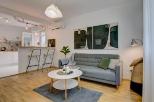 A seating area at Centar White Apartment