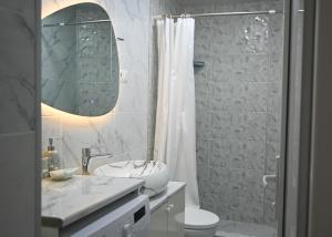 y baño con lavabo, aseo y ducha. en JERUSALEM merkaz Hotel Kutaisi en Kutaisi