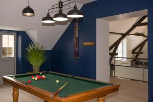 Biliár nebo kulečník v ubytování Gîte L'Escale des Aulnes