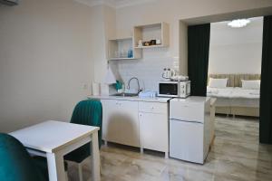 uma pequena cozinha com um lavatório e um micro-ondas em JERUSALEM merkaz Hotel Kutaisi em Kutaisi