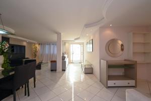 a living room with a couch and a table at Casa Espaçosa com Jacuzzi e Churrasqueira RAU409 in Goiânia