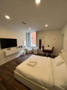 帕爾馬的住宿－Luxury 3 al duomo di parma，一间白色的大卧室,配有一张大床和一台电视