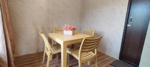 コダイカナルにあるRR Holiday Homesの木製テーブル(椅子付)、テーブル(花付) +18枚の写真