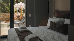 a bedroom with a bed with towels on it at CHE BELLO NATURE in Preveza