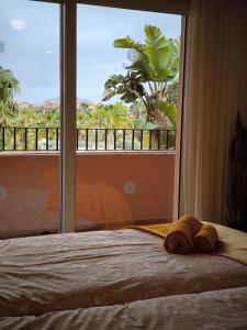 sypialnia z łóżkiem i dużym oknem w obiekcie Casa Amarillo Mar Menor Golf Resort w Murcji