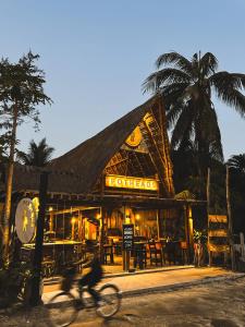 uma pessoa a andar de bicicleta em frente a um restaurante em Tunich Jungle Cabañas em Tulum