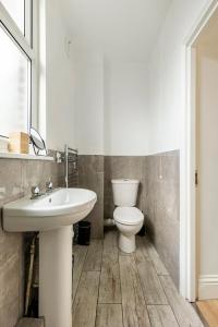 uma casa de banho com um lavatório e um WC em Stylish one bedroom apartment in Greater London em Londres