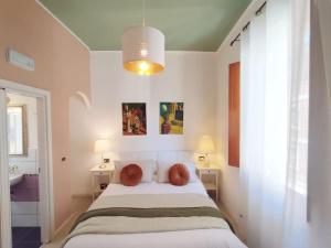 - une chambre avec un lit et 2 oreillers dans l'établissement Suite Balilla 6 centralissima a due passi dal mare, à San Benedetto del Tronto