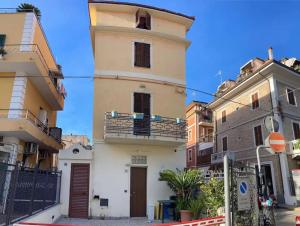 2 bâtiments l'un à côté de l'autre dans une rue dans l'établissement Suite Balilla 6 centralissima a due passi dal mare, à San Benedetto del Tronto