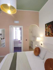 - une chambre avec un lit et un panier de basket dans l'établissement Suite Balilla 6 centralissima a due passi dal mare, à San Benedetto del Tronto