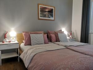1 dormitorio con 1 cama grande con mesita de noche y 1 cama sidx sidx sidx sidx en diemelseeholiday Ferienwohnung am Diemelsee mit Balkon, en Diemelsee