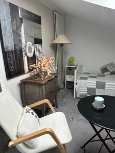 - un salon avec un lit et une table dans l'établissement cosy loft in town house, à Paris