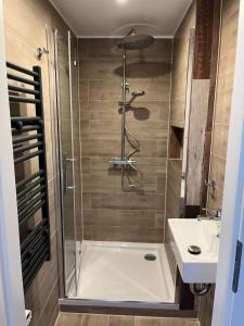 a bathroom with a shower and a sink at Gemütliches Einzelzimmer in Groß Vollstedt - zentral gelegen ideal für Monteuere u Reisende, Gemeinschaftsbad Zimmer Nr 2 in Groß Vollstedt