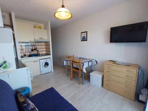 uma sala de estar com uma cozinha e uma sala de jantar em Appartement Balaruc-les-Bains, 1 pièce, 2 personnes - FR-1-571-24 em Balaruc-les-Bains