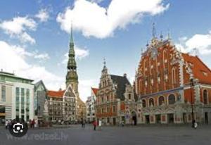 uma rua da cidade com edifícios e uma torre do relógio em Old Riga over the river, Free parking, up to 4ppl. Self Check-in\out em Riga