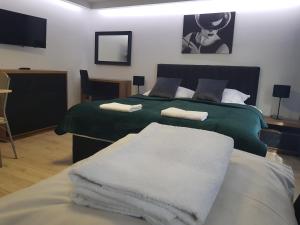 ein Schlafzimmer mit 2 Betten und Handtüchern darauf in der Unterkunft Villa Azalia in Łeba