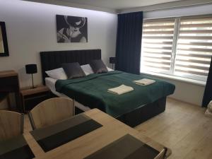 1 dormitorio con 1 cama con 2 toallas en Villa Azalia, en Łeba