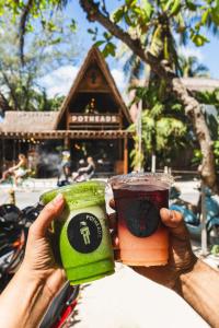 eine Person, die eine Tasse Kaffee und ein Getränk hochhält in der Unterkunft Tunich Jungle Cabañas in Tulum