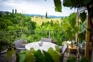 una mesa y sillas en un balcón con vistas en Weinhof Narat-Zitz en Leutschach