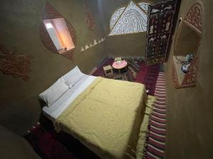 1 dormitorio con 1 cama en una habitación con espejos en Dar Laassri Tours, en Mhamid